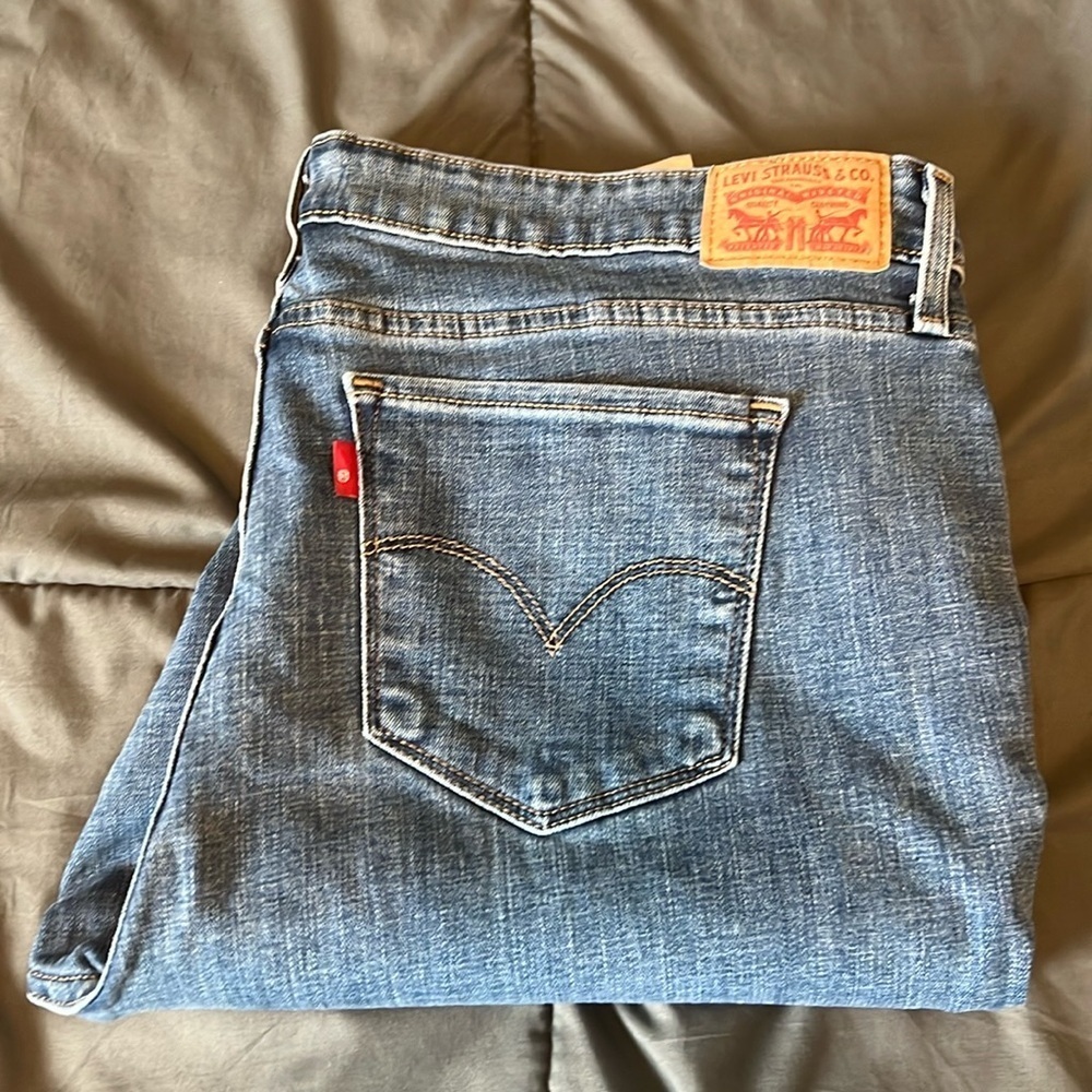 Levi’s 711 Skinny Distressed Jean Medium Wash Size 34
